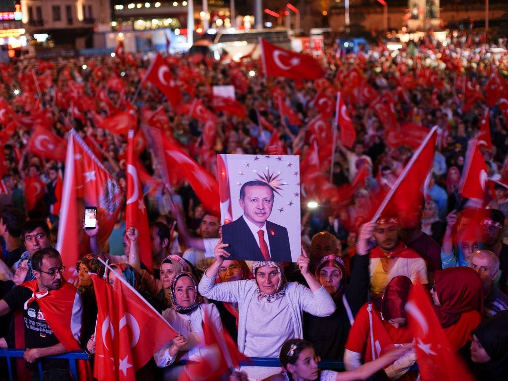 Bilde av folkemengde med tyrkiske flagg 